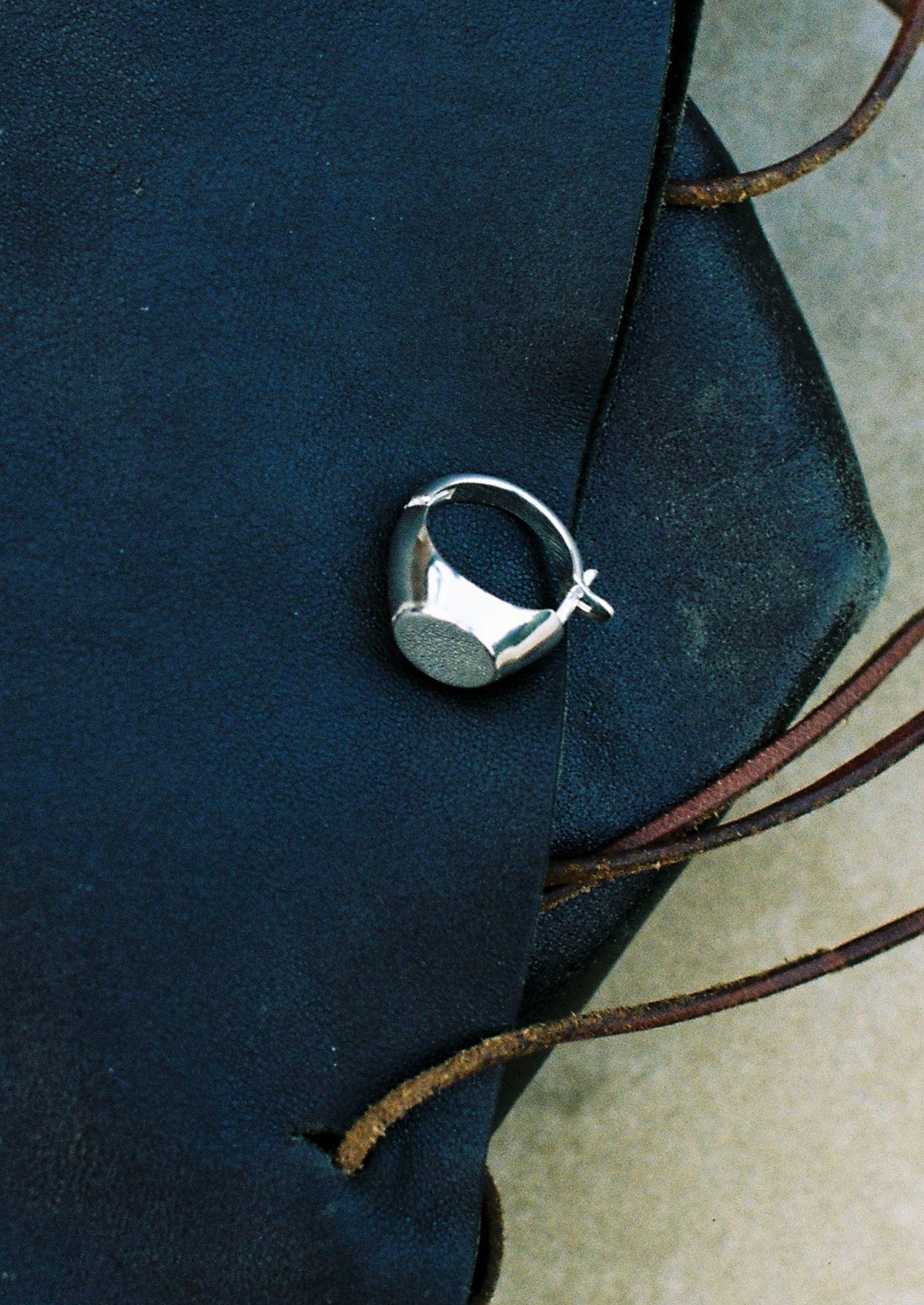 ABDUL - rounded mono earring