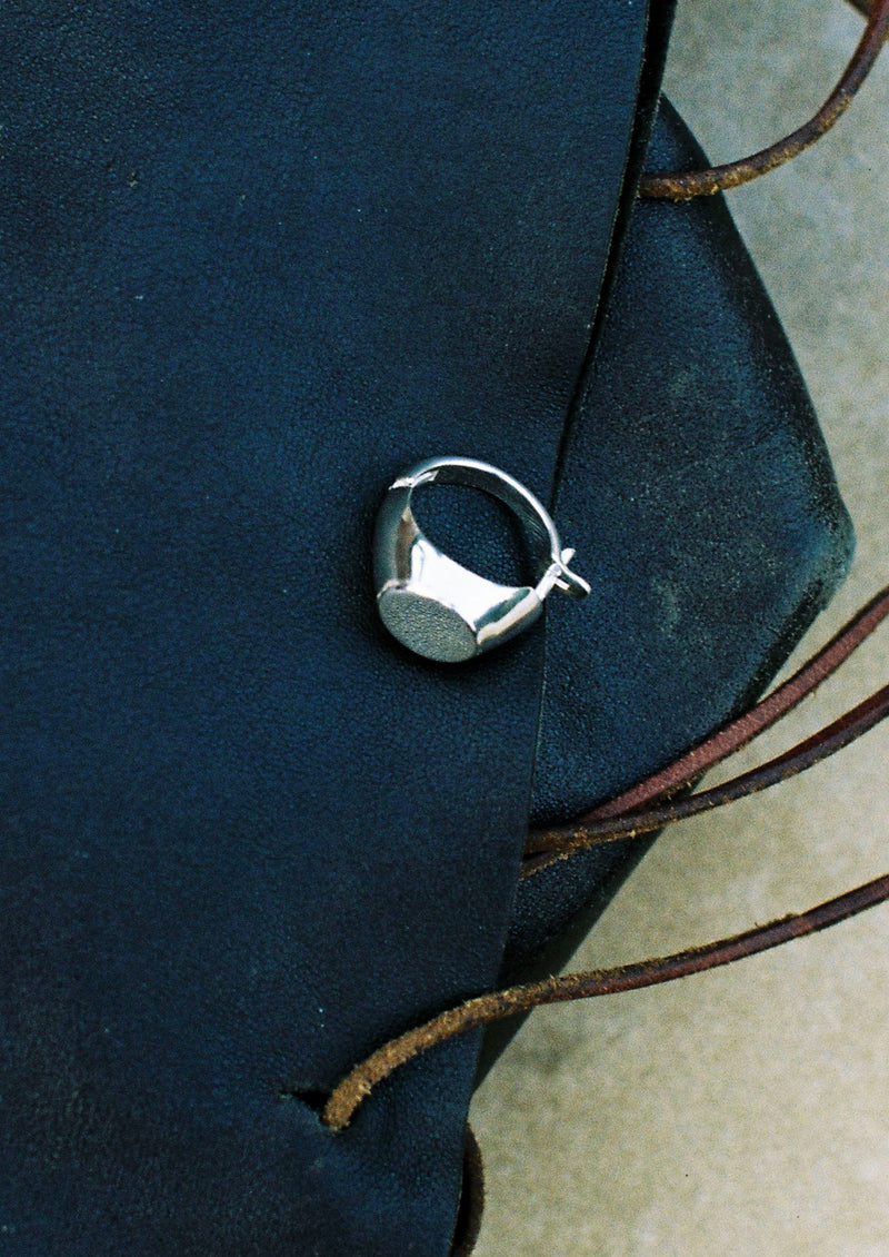 ABDUL - rounded mono earring