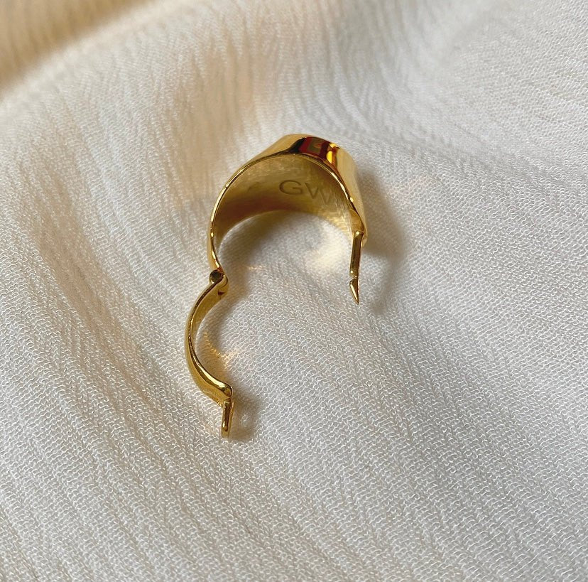 ABDUL convertible design worn as a sleek signet ring, handmade in Tbilisi, Georgia by Giorgi Wazowski.