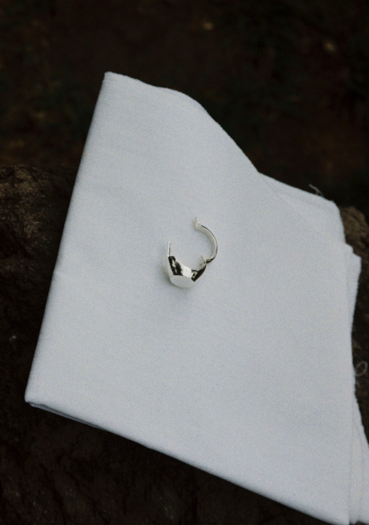 ABDUL - rounded mono earring