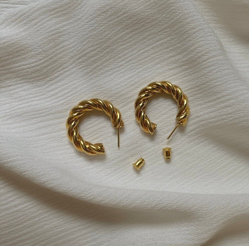 Reliable push-back fastenings on NURBANU earrings, designed for all-day comfort and security.